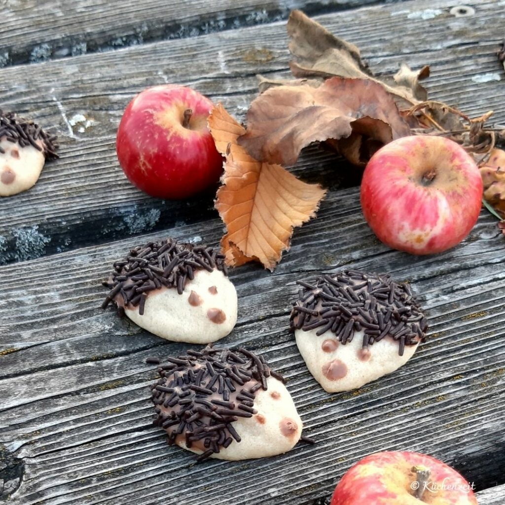 Igelkeks Familie mit Herbstdeko