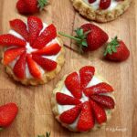 kleine Biskuittorte mit Erdbeeren