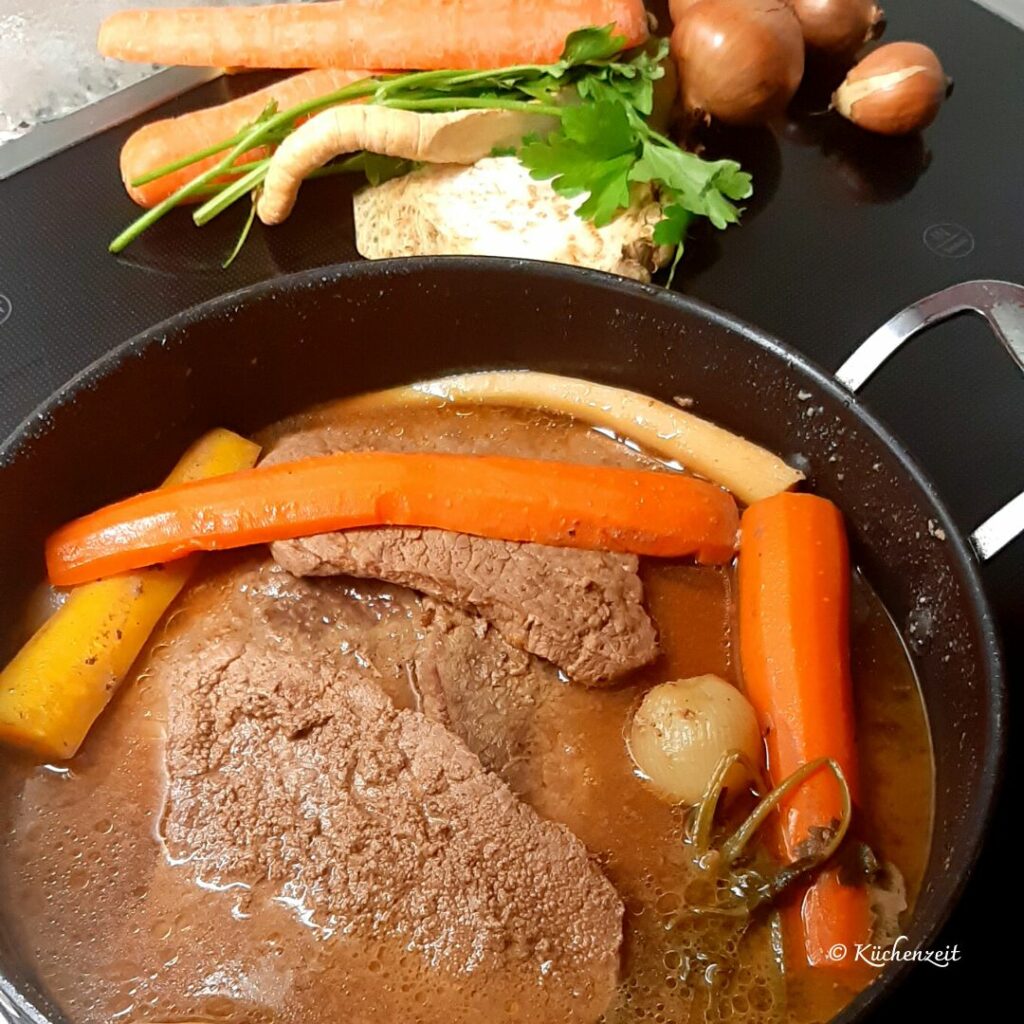 Rindschnitzel mit Fleischsaft und Wurzelgemüse