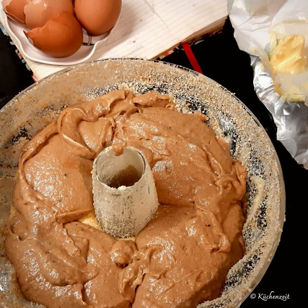 Teig für Marmorgugelhupf bevor er in den Backofen kommt