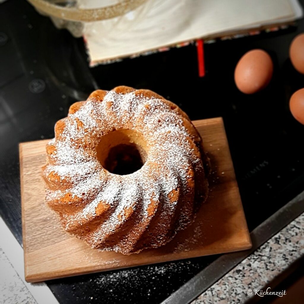 Gugelhupf mit Eiern und Rezeptbuch