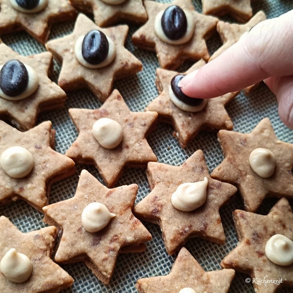 Schokobohne auf Kaffeekekse kleben