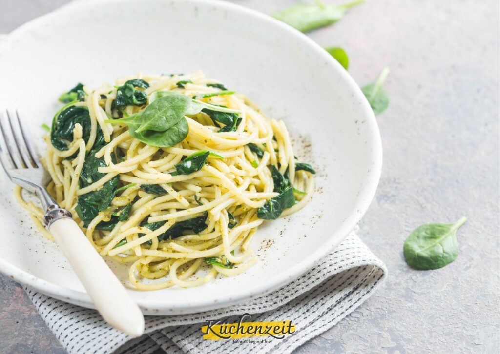 Spaghetti mit Mandelsauce und Blattspinat
