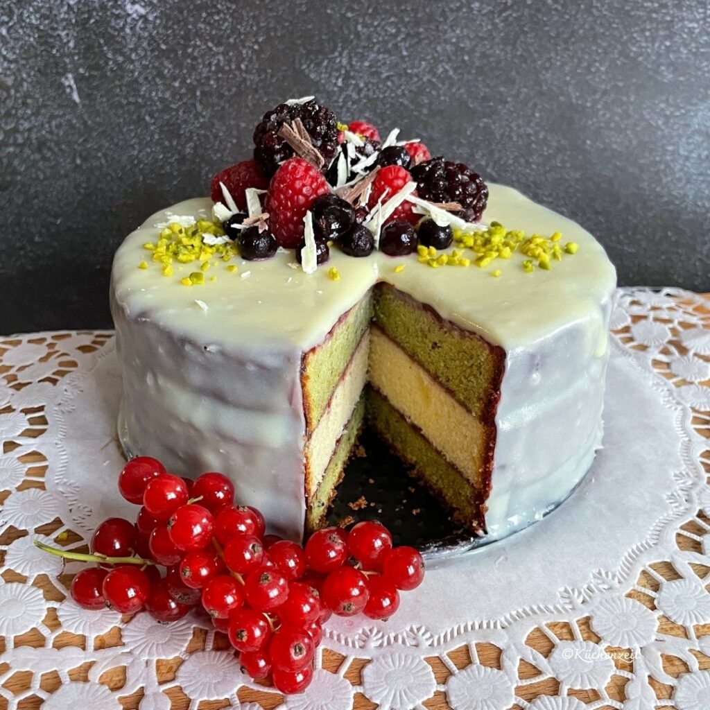 Die weiße Schokoladetorte ist unsere moderne Interpretation der Wiener Sachertorte: Pistazien, weiße Schokolade & Himbeeren – Tradition trifft Eleganz