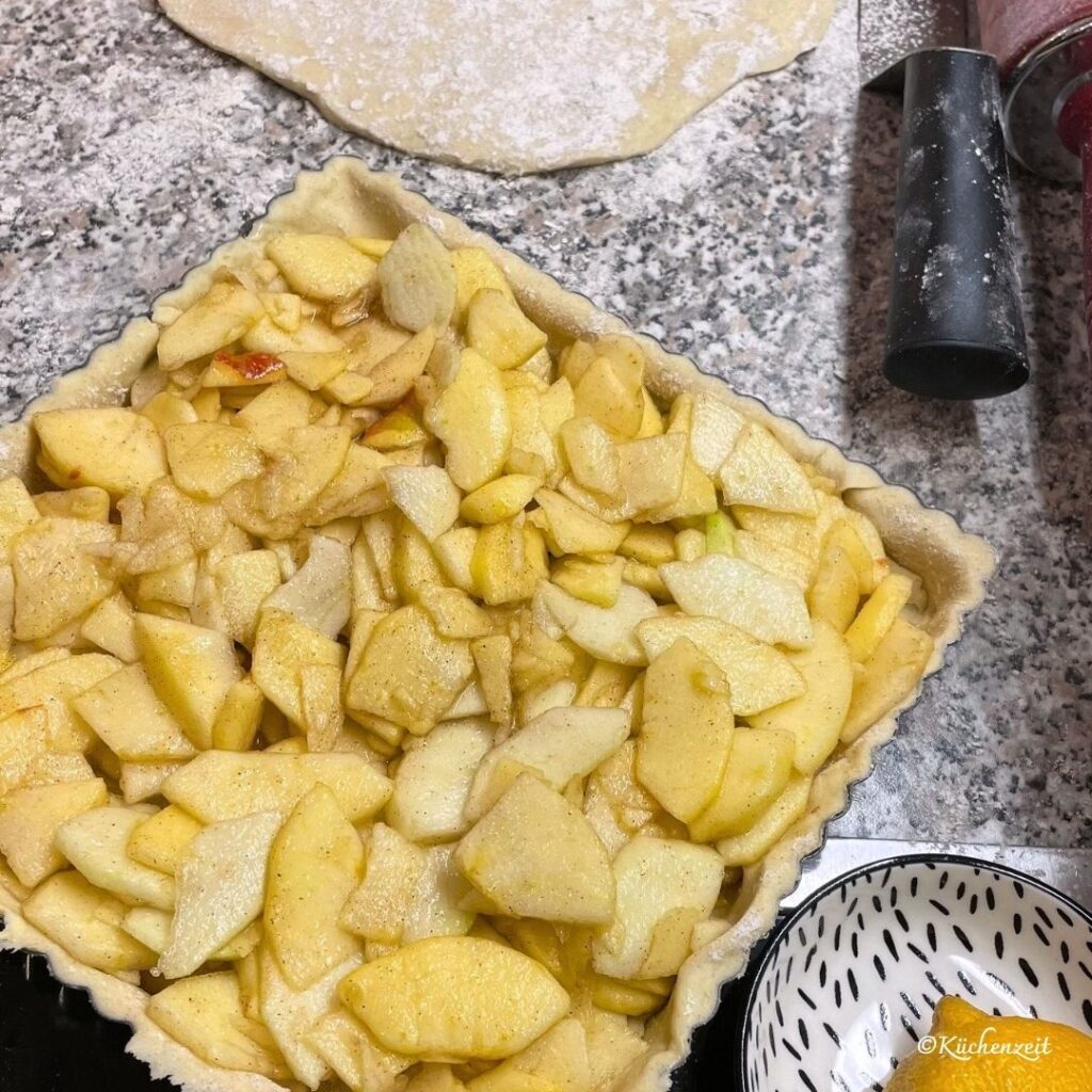 fein geschnittene Äpfel im Apfelkuchen